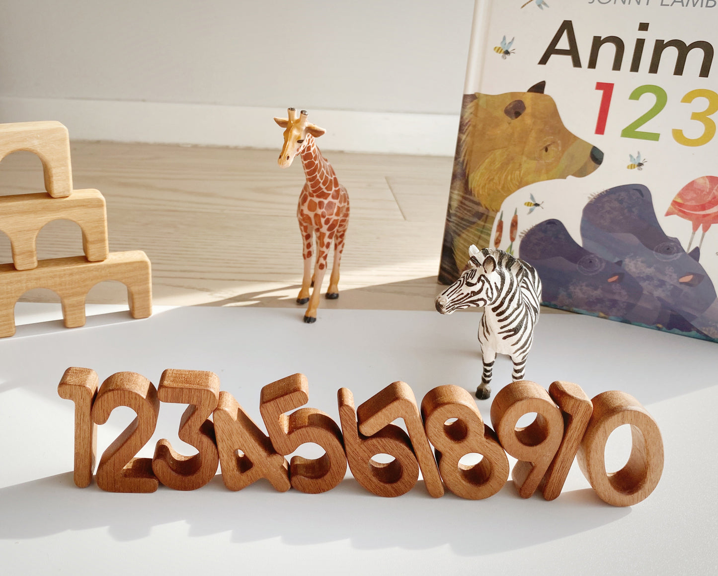 1, 2, 3, 4, 5.  The perfect blocks for every budding counter. This set of montessori-inspired moveable numbers introduces the littlest ones to the world of numbers and provides a tactile experience to counting. 